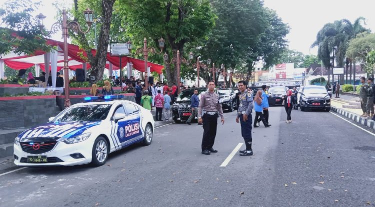 Petugas kepolisian melakukan pengaturan lalu lintas di simpang empat alun-alun kecamatan kota