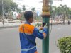 Pemasangan lampu hias didepan alun-alun klaten