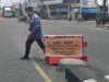 Antisipasi Gangguan APILL: Tim MRLL PJU Pasang Water Barrier di Simpang Empat Pasar Delanggu