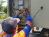 Lengkapi Perawatan PJU, Tim Teknisi Service Meter Listrik di Bendogantungan-Mlaran