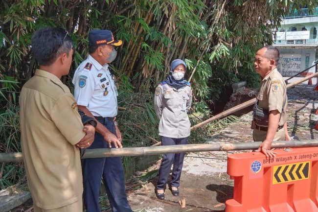 Pengecekan lokasi jembatan longsor demak ijo