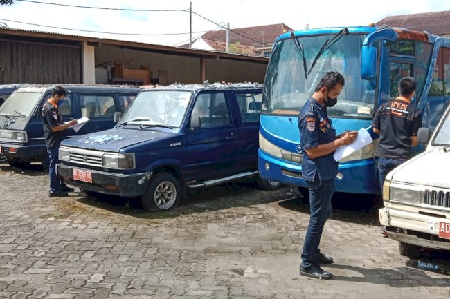 Cek fisik kendaraan lelang