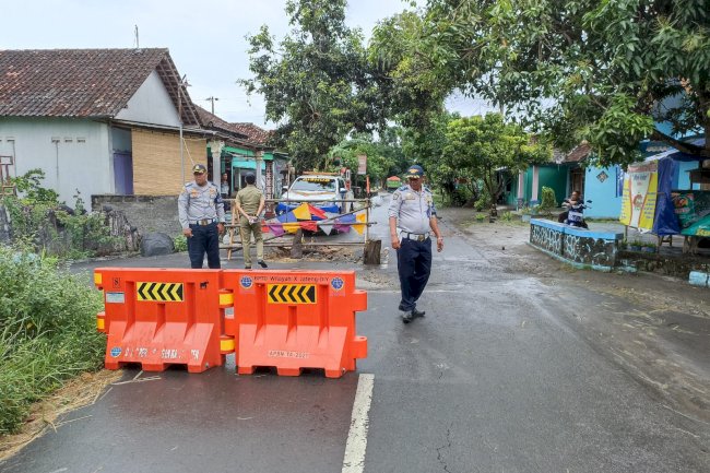 Pemasangan Water Barrier untuk Meningkatkan Keselamatan di Jalan Wedi