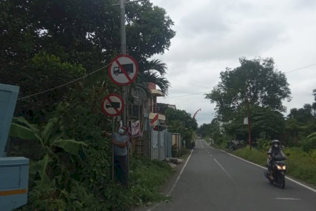 Perbaikan rambu lalu lintas