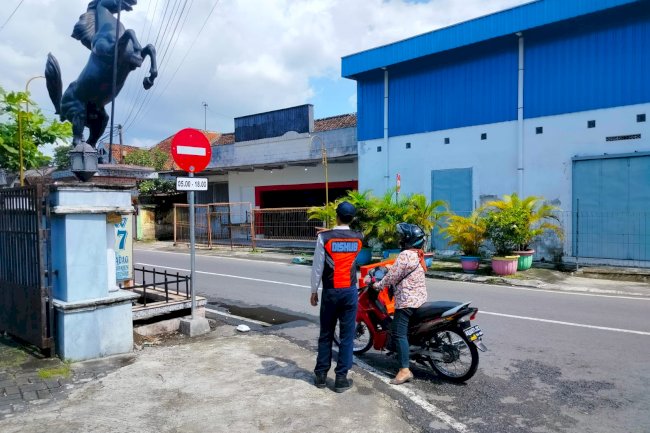 Sosialisasi jalan satu arah di jalan Sulawesi
