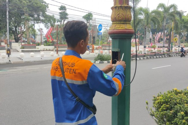 Pemasangan lampu hias didepan alun-alun klaten