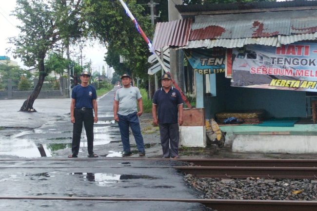 Personil penjaga pintu palang kereta api Mbah Ruwet