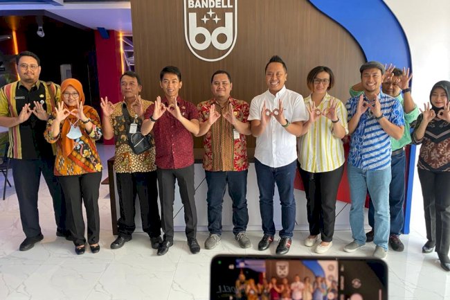 Kunjungan Kerja Pabrik Lampu
