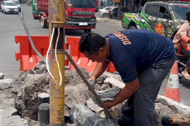 Pemasangan tiang dan lampu aspek sementara TL tegal yoso