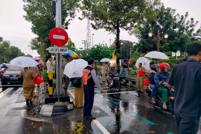 Pembagian Takjil di Depan Kantor Pemda