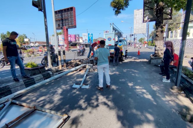 Perbaikan palang Rambu