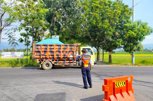 Penertiban Jalur Truk Urug