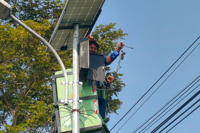 Lampu PJU dan Drama Pencurian Baterai PJU Tenaga Surya