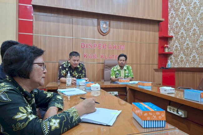 Petugas Dishub Klaten Hadiri Rapat Penyerahan Secara Simbolis Bansos Perbaikan RTLH
