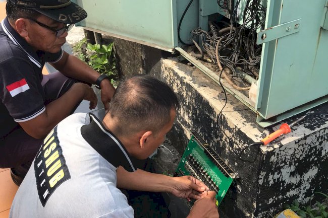 Petugas Dishub Klaten Lakukan Perbaikan TL Ngingas