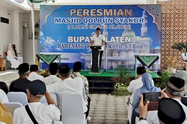Dishub Klaten Atur Lalu Lintas di Depan SMP Prambanan untuk Acara Peresmian Masjid Qolbun Syakur
