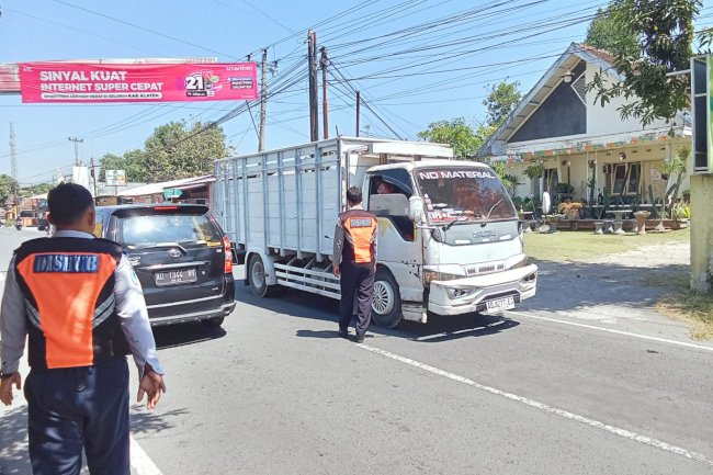 Patwal Dishub Klaten Sukses Gelar Pengawasan Angkutan Galian C di Simpang 4 Polsek Kebonarum