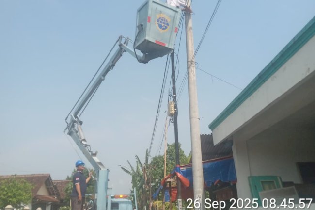 Tim PJU Bergerak Cepat Perbaiki Jaringan Kabel yang Putus di Samping Masjid Al Mubarokah Kepanjen