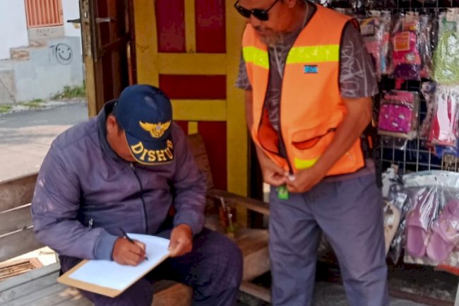 Petugas Penertiban Parkir Dinas Perhubungan Klaten Lakukan Pendataan Potensi Parkir TJU di Kapling 06 dan 07 Jalan Pemuda Tengah