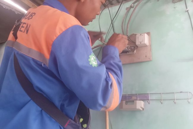 Tim PJU Dishub Klaten Tuntaskan Perbaikan Lampu di Pos Penjaga Palang Kereta Api MBH Ruwet