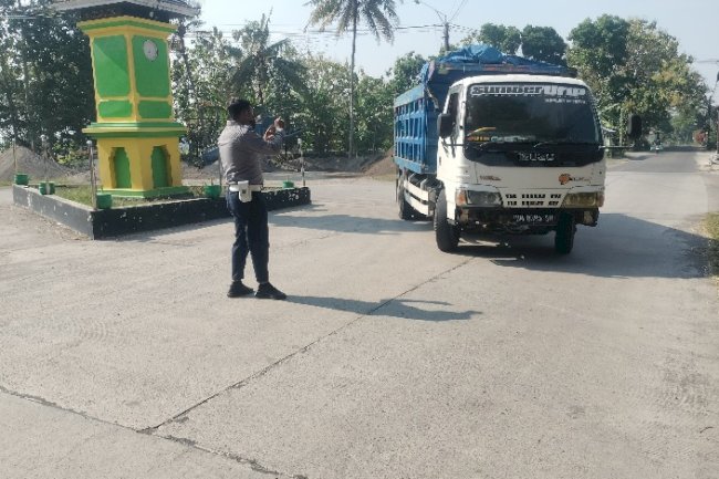 Rapi Terpantau, Giat Pengawasan Angkutan Golongan C di Simpang 3 Tugu Nangka Berjalan Mulus