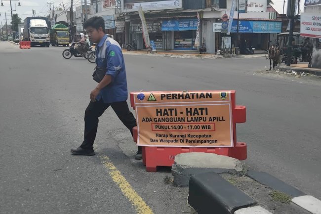 Antisipasi Gangguan APILL: Tim MRLL PJU Pasang Water Barrier di Simpang Empat Pasar Delanggu