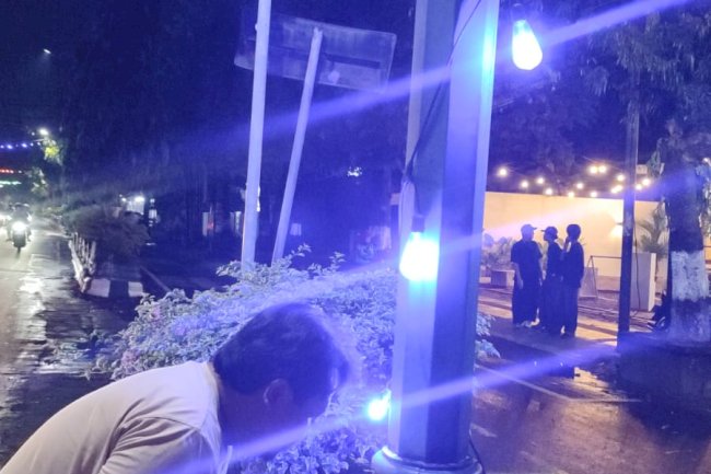 Lampu Hias PJU Depan Kantor Satpol PP Klaten Direlakan Evakuasi: Keindahan Malam Klaten Sempat Redup!