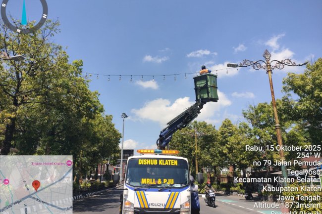 Nyaris Jatuh! Dishub Klaten Gagalkan “Lampu Hias Melayang” di Jalan Pemuda