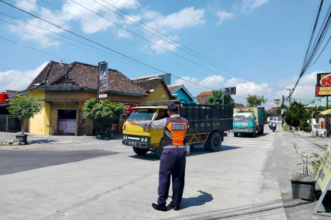 Dalops Dishub Klaten Kawal Kelancaran Angkutan Golongan C di Simpang Strategis Karangnongko