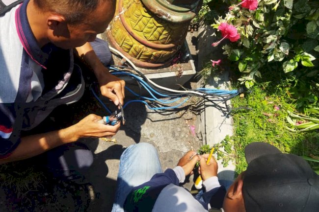 Terang Kembali di Depan RS Cakra Husada! Tim PJU Dishub Klaten Sigap Perbaiki Lampu Mati