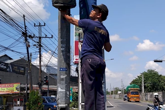 Kilau Lampu Baru di Simpang 4 Krapyak! Dishub Klaten Ganti Box LED Demi Keselamatan Pengendara