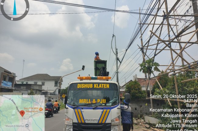 Tim PJU Dishub Klaten Tekuk Sutet Kocar-Kacir: Evakuasi Dramatis Lampu Jalan Jatipuro!
