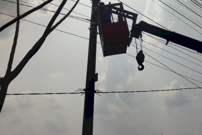 Tim PJU Dishub Klaten ‘Tarik’ Gelombang Malam: Kabel Baru Terangi Tambong Wetan!