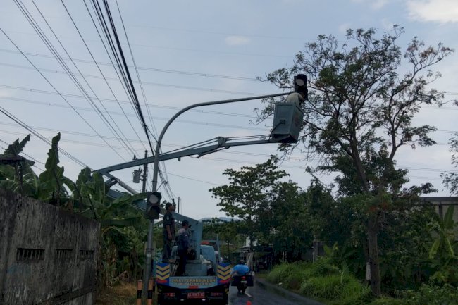 Lampu Warning Light Mati? Tim MRLL & PJU Dishub Klaten Turun Tangan di Tugu Pesu Wedi!