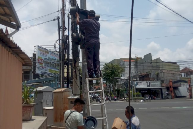 Merah Menyala Kembali! Dishub Klaten Sigap Ganti Lampu Merah SP5 Klatos-Pasar Gede