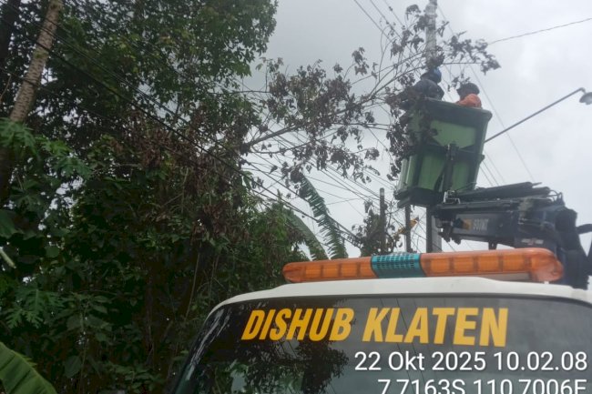 Sigap Atasi Kegelapan! Tim PJU Dishub Klaten Ronda Tengah Malam Perbaiki 6 Lampu Jalan Mandong-Temuwangi