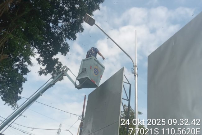 Tim PJU Klaten Turun Lapangan: Perbaiki Kabel Jaringan Putus di Pertigaan Ringin Kebonarum