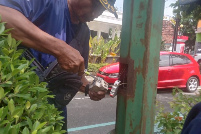 Responsif dan Profesional! Dinas Perhubungan Klaten Tangani Aduan Lampu PJU Padam di Rumdin DPRD