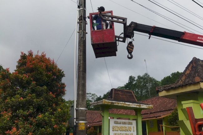 Terangi Setiap Sudut! Tim MRLL & PJU Dishub Klaten Perbaiki Lampu Jalan Ruas Sidorejo-Deles Indah, Kemalang