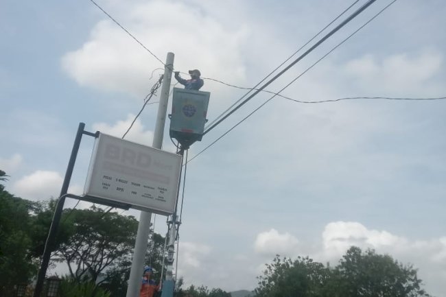Tanggap Darurat! Tim MRLL PJU Segera Perbaiki Jaringan Listrik Putus di Jalan Ngandong-Mlese Gantiwarno, Pencahayaan Jalan Dipulihkan