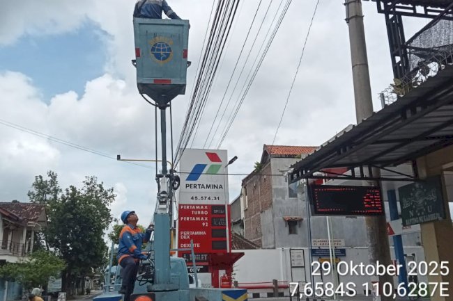 Cemerlang Terang! Dishub Klaten Ganti Ratusan Bohlam Penerangan 40W di Jalan Kadirejo