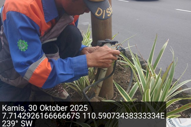 Tim PJU Dinas Perhubungan Melakukan Perbaikan Sistem Pencahayaan BNI Klaten, Optimalkan Keamanan Jalan Malam Hari"