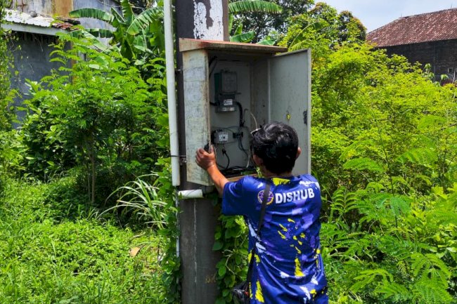Cahaya Kembali Bersinar!" Dishub Klaten Lakukan Penggantian Photocell & Kontaktor Lampu PJU Ruas Kalikotes-Wanglu Demi Keselamatan Malam Hari!