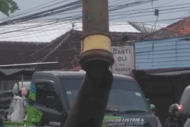 Tiang PJU Hampir Roboh Usai Kecelakaan di Plembon! Dishub Klaten Gerak Cepat Evakuasi dalam 2 Jam