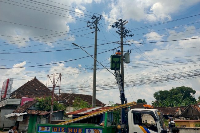 Perbaikan PJU Pertigaan Pedan: Dinas Perhubungan Klaten Tingkatkan Keselamatan Pengguna Jalan Malam Hari