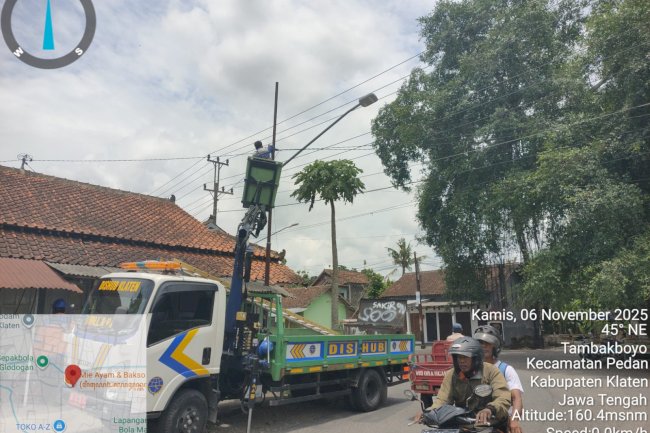 Jangan Biarkan Gelap! Dishub Klaten Aktif Service PJU dan Bersihkan Korosi di Pertigaan Ringin Glodogan