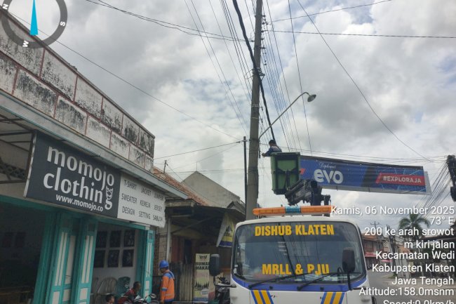 Kawasan Perdagangan Terjaga: Dishub Klaten Service Lampu PJU di Pasar Wedi