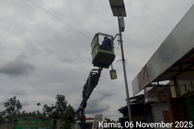 Restore Estetika Jalan: Dishub Klaten Perbaiki Ornamen Lampu Patah di Jogosetran Gemblegan