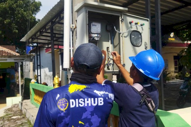 Terang Meranti! Tim PJU DISHUB Bahu-Membahu Perbaiki Listrik PJU di Ketandan dan Karanganom, Demi Keamanan Warga Malam Hari