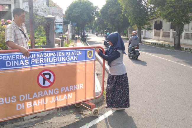 Tegas Dinas Perhubungan! Tanda Larangan Parkir Bus Dipasang Strategis di Jalan Wijaya Kusuma Klaten